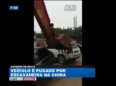Carros são puxados por escavadeira