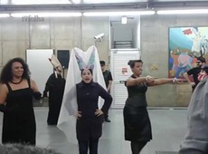 Paulistanos no entendem, mas elogiam flashmob com pera no metr