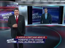 Corpos de Cristiano e da namorada chegam ao local do velório