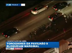 Torcedores da Pavilhão 9 fazem protesto na Marginal Tietê