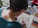 Adultos frequentam aulas para aprender a colorir livros teraputicos