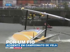 Barco vira em campeonato de vela e atletas ficam pendurados