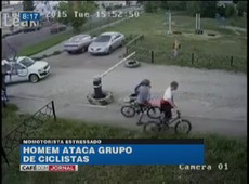 Motorista nervoso ataca ciclistas