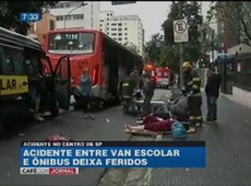 Van escolar bate em ônibus no Centro de SP