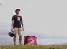 Surfista brasileiro vira entregador de pizza para ajudar na renda