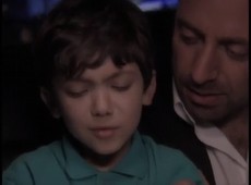 Kaan se queima e Onur briga com Engin para levá-lo ao hospital