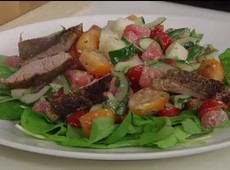 Salada com tiras de mignon suíno