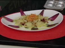 Chef Alessandro Lupini prepara um ravioli com recheio de alcachofra