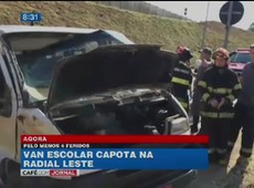 Van escolar capota na Radial Leste