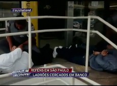 Polícia cerca assaltantes e liberta reféns