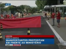 Manifestantes protestam em frente ao Ministério de Minas e Energia