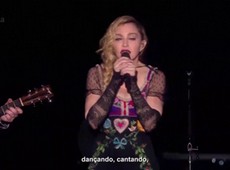 Madonna chora e discursa em homenagem s vtimas de Paris