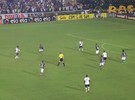 Rafael%20Silva%20domina%20bola%20dentro%20da%20%E1rea%20e%20quase%20marca