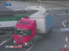 Trem atropela caminhão na República Tcheca