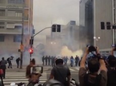 Policiais usam bombas contra manifestantes na Paulista