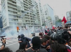 Polcia muda estratgia e reprime manifestao contra tarifa em SP