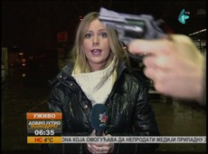 Homem aponta arma ao vivo durante link de TV da Srvia