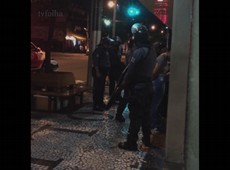 PM revista jornalistas em frente  Folha por 'atitude suspeita'
