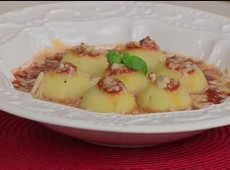 Nhoque com recheio de carne de porco