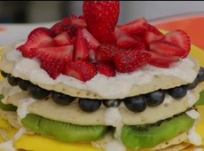 Torre de panquecas com frutas