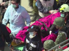 Criana  resgatada aps 60 horas sob os escombros de um prdio em Taiwan