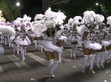 Turistas trocam arquibancada na Sapuca por desfile nas escolas do Rio