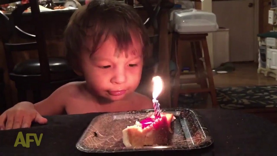 Invenção faz com que assoprar as velas em um bolo seja mais seguro