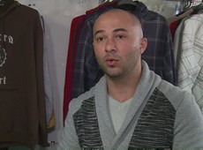 Crise alavanca mercado de roupas usadas em Gaza; veja