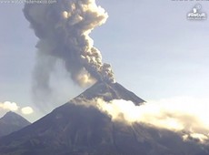 Vulco mexicano solta coluna de fumaa de 2 km de altura
