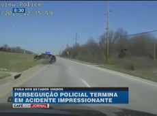 Perseguição policial termina com capotamento