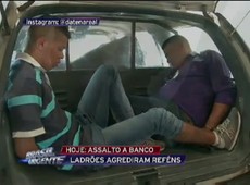 Assaltantes agridem reféns em roubo a banco