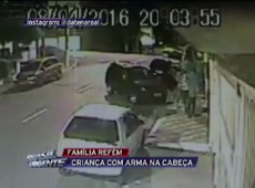 Assaltantes fazem família refém e apontam arma para criança