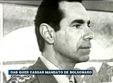 Bolsonaro homenageia torturador e pode ter mandato cassado