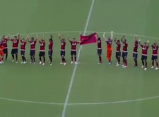 Flamengo quebra o protocolo, entra sem crianças e finca bandeira no campo