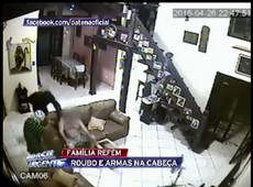 Assaltantes armados roubam e invadem casa