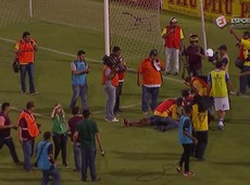 Briga de torcedores dentro de campo mancha ttulo do CRB em Alagoas