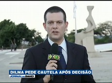 Dilma pede cautela a militantes que estenderam faixas no Planalto