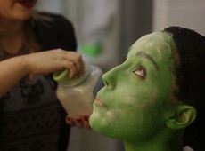 'Na rua, sempre comentam que estou verde', diz Myra Ruiz, atriz de 'Wicked'