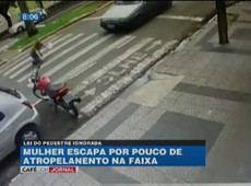 Mulher escapa por pouco de atropelamento