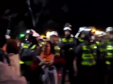 Manifestantes gritam