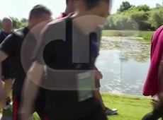 Cristiano Ronaldo se irrita e joga microfone de jornalista no lago; veja