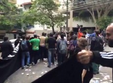 Servidores organizam protesto em frente  casa do governador do Rio