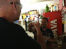 Autor de 'Trainspotting' bebe cachaa e cerveja com pescadores de Paraty