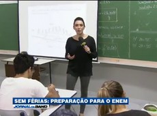 Alunos se dedicam aos estudos para o Enem nas férias
