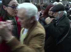 Bailarinos de tango protestam danando contra 'tarifao' na Argentina