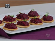 Canapé com pasta de beterraba