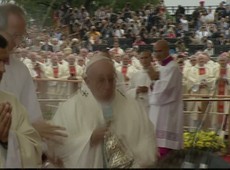 Papa Francisco cai durante missa em santurio na Polnia