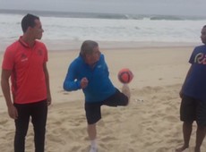 Presidente do COI joga bola na praia da Barra