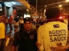 Homem com camisa do SUS tenta apagar tocha em Copacabana