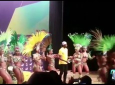 Bolt samba com passistas no Rio; veja